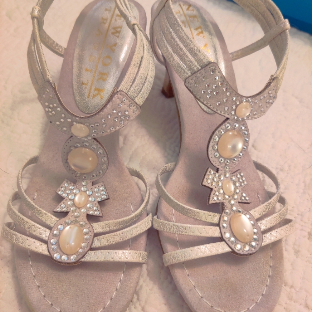 New York Transit Dressy rhinestone Pearl heeled sandals size 6 1/2 White Cream